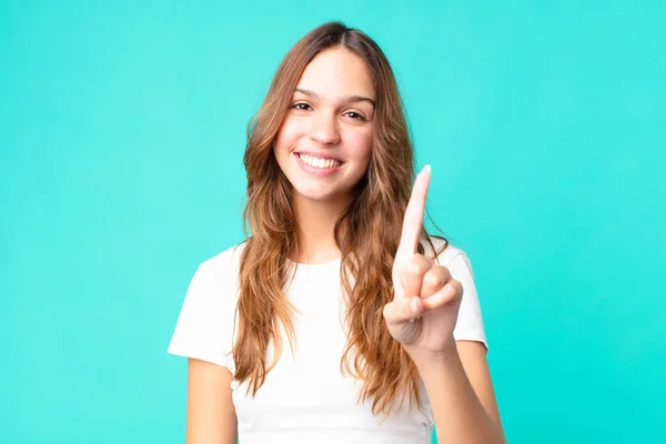 Jovem Mulher Bonita Sorrindo Orgulhosamente Confiantemente Fazendo Número — Fotografia de Stock