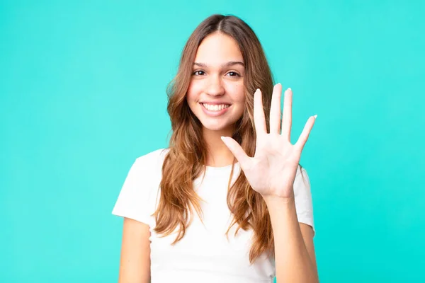 Jovem Mulher Bonita Sorrindo Olhando Amigável Mostrando Número Cinco — Fotografia de Stock