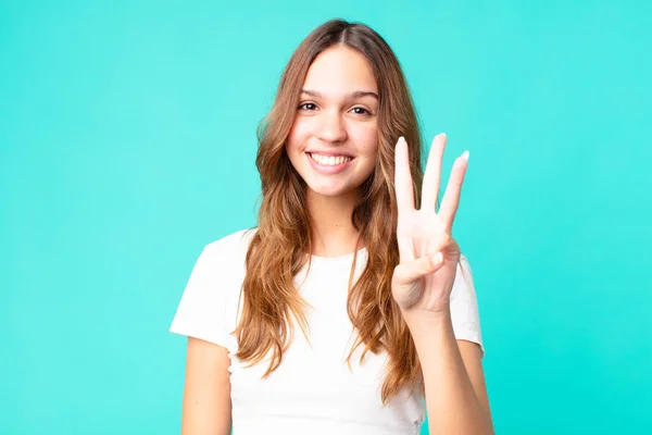 Jovem Mulher Bonita Sorrindo Olhando Amigável Mostrando Número Três — Fotografia de Stock