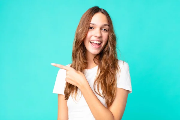 Joven Bonita Mujer Mirando Emocionado Sorprendido Señalando Lado — Foto de Stock