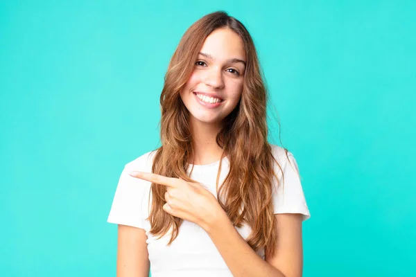 Joven Bonita Mujer Sonriendo Alegremente Sintiéndose Feliz Señalando Lado —  Fotos de Stock