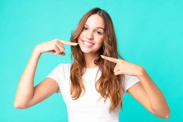 Jovem Bonita Mulher Sorrindo Confiantemente Apontando Para Próprio Sorriso Largo — Fotografia de Stock