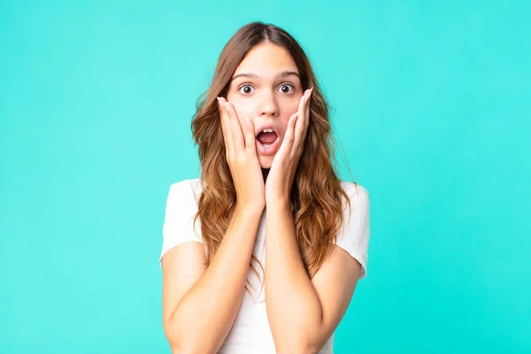 Young Pretty Woman Feeling Shocked Scared — Stock Photo, Image