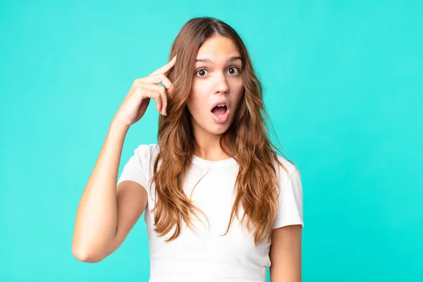 Joven Bonita Mujer Mirando Sorprendido Realizando Nuevo Pensamiento Idea Concepto —  Fotos de Stock