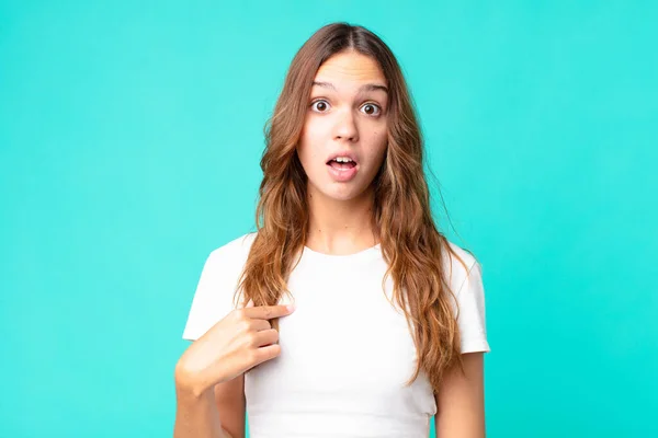 Jong Mooi Vrouw Kijken Geschokt Verrast Met Mond Wijd Open — Stockfoto