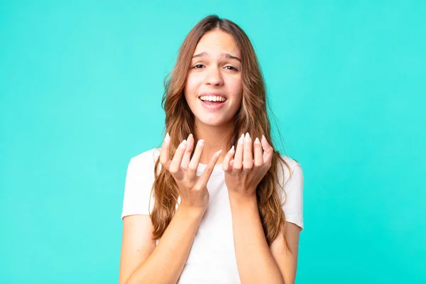 Ung Vacker Kvinna Ser Desperat Frustrerad Och Stressad — Stockfoto