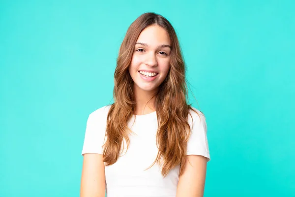 Jovem Bonita Mulher Olhando Feliz Agradavelmente Surpreendido — Fotografia de Stock