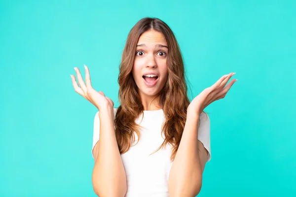 Jong Mooi Vrouw Schreeuwen Met Handen Omhoog Lucht — Stockfoto