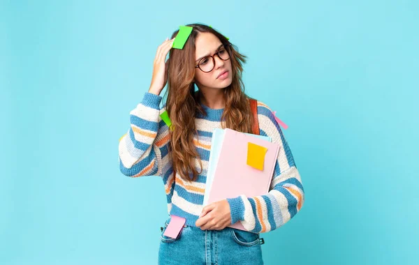 Giovane Bella Donna Sente Perplessa Confusa Grattando Testa Con Una — Foto Stock