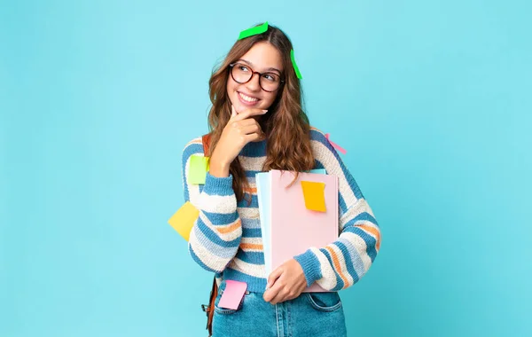 Jovem Mulher Bonita Sorrindo Com Uma Expressão Feliz Confiante Com — Fotografia de Stock