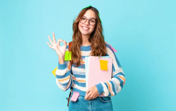 Jovem Mulher Bonita Sentindo Feliz Mostrando Aprovação Com Gesto Com — Fotografia de Stock