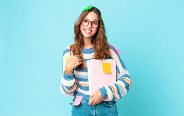 Jovem Mulher Bonita Sentindo Feliz Apontando Para Mesmo Com Animado — Fotografia de Stock