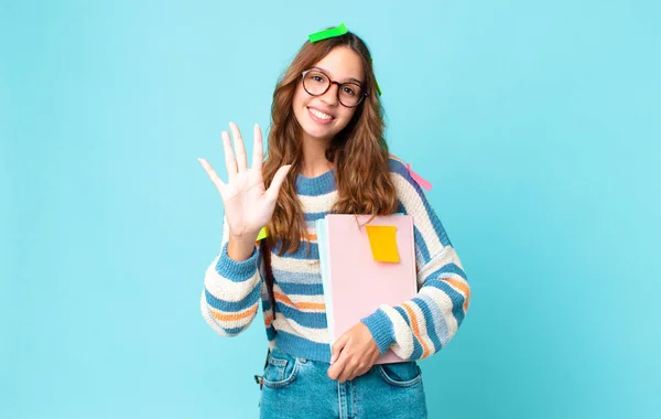 Jovem Mulher Bonita Sorrindo Olhando Amigável Mostrando Número Cinco Com — Fotografia de Stock