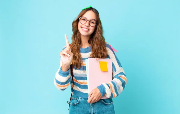 Jovem Mulher Bonita Sorrindo Olhando Amigável Mostrando Número Com Saco — Fotografia de Stock