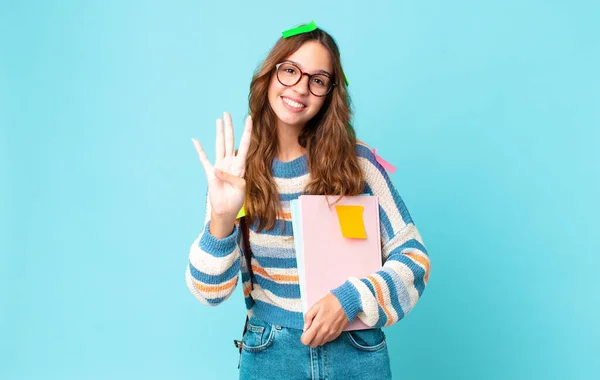 Jovem Mulher Bonita Sorrindo Olhando Amigável Mostrando Número Quatro Com — Fotografia de Stock