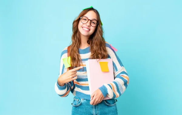 Jovem Mulher Bonita Sorrindo Alegremente Sentindo Feliz Apontando Para Lado — Fotografia de Stock