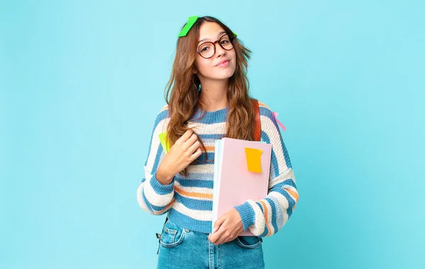 Jovem Bonita Mulher Olhando Arrogante Bem Sucedido Positivo Orgulhoso Com — Fotografia de Stock