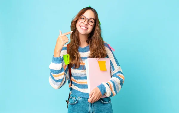 Jovem Mulher Bonita Sorrindo Confiantemente Apontando Para Próprio Sorriso Largo — Fotografia de Stock