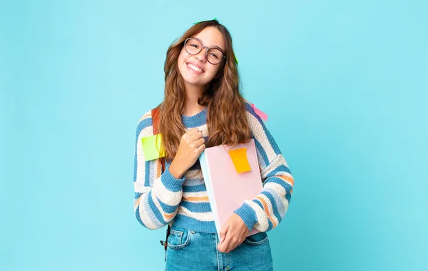 Jovem Mulher Bonita Sentindo Feliz Enfrentando Desafio Celebrando Com Uma — Fotografia de Stock