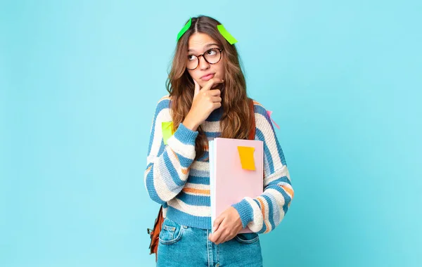 Jovem Mulher Bonita Pensando Sentindo Duvidoso Confundido Com Saco Segurando — Fotografia de Stock