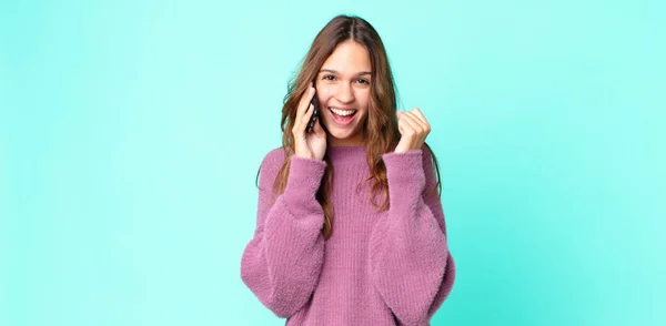 Joven Bonita Mujer Sintiéndose Conmocionada Riendo Celebrando Éxito Utilizando Teléfono —  Fotos de Stock