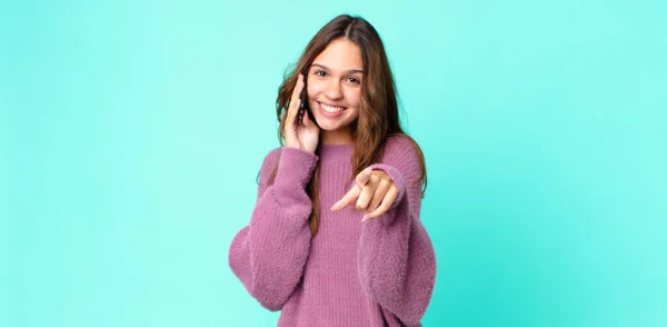 Młoda Ładna Kobieta Wskazując Aparat Wybierając Ciebie Pomocą Smartfona — Zdjęcie stockowe