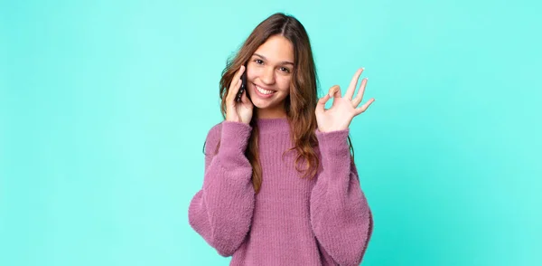 Jovem Mulher Bonita Sentindo Feliz Mostrando Aprovação Com Gesto Usando — Fotografia de Stock