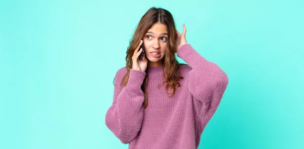 Giovane Bella Donna Sensazione Stress Ansia Paura Con Mani Sulla — Foto Stock