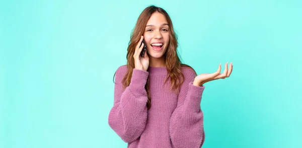 Jovem Mulher Bonita Sentindo Feliz Surpreso Com Algo Inacreditável Usando — Fotografia de Stock