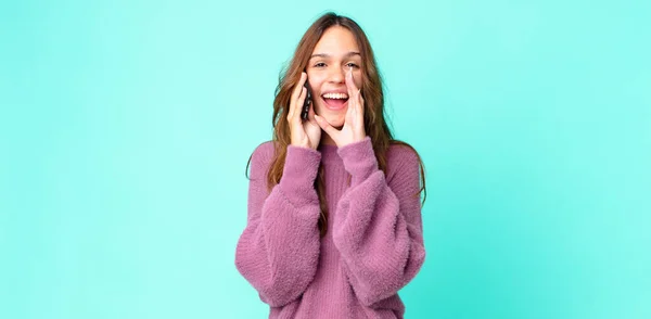 Ung Vacker Kvinna Känner Sig Lycklig Stor Skrik Med Händerna — Stockfoto