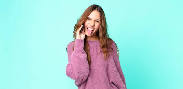 Jovem Mulher Bonita Com Atitude Alegre Rebelde Brincando Furando Língua — Fotografia de Stock