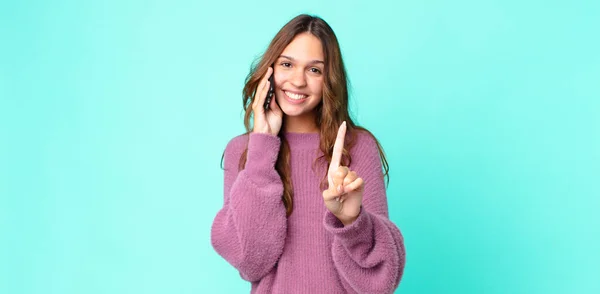 Jovem Mulher Bonita Sorrindo Orgulhosamente Confiantemente Fazendo Número Usando Smartphone — Fotografia de Stock