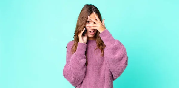 Jeune Jolie Femme Air Choquée Effrayée Terrifiée Couvrant Visage Avec — Photo