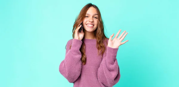 Jovem Mulher Bonita Sorrindo Feliz Acenando Mão Acolhendo Cumprimentando Você — Fotografia de Stock