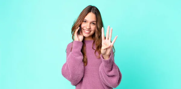 Jovem Mulher Bonita Sorrindo Olhando Amigável Mostrando Número Quatro Usando — Fotografia de Stock