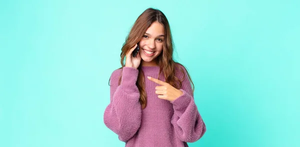 Joven Bonita Mujer Sonriendo Alegremente Sintiéndose Feliz Apuntando Hacia Lado —  Fotos de Stock