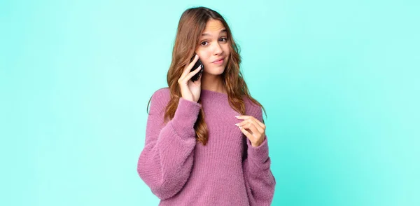 Młoda Ładna Kobieta Wygląda Arogancki Sukces Pozytywny Dumny Pomocą Smartfona — Zdjęcie stockowe