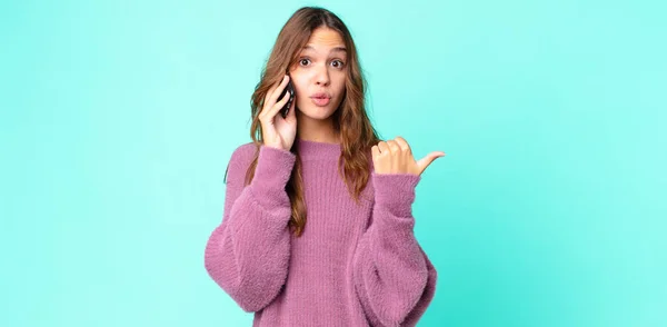 Joven Bonita Mujer Mirando Sorprendido Incredulidad Uso Teléfono Inteligente — Foto de Stock