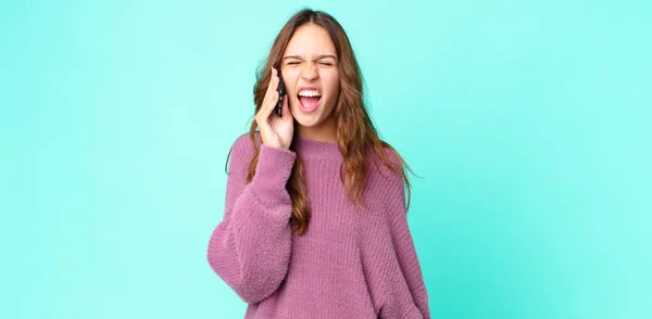 Młoda Ładna Kobieta Krzyczy Agresywnie Patrząc Bardzo Zły Pomocą Smartfona — Zdjęcie stockowe
