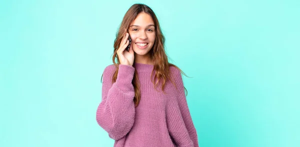 Joven Bonita Mujer Buscando Feliz Gratamente Sorprendido Utilizando Teléfono Inteligente —  Fotos de Stock