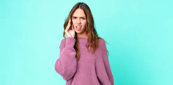 Jovem Mulher Bonita Sentindo Enojado Irritado Língua Para Fora Usando — Fotografia de Stock