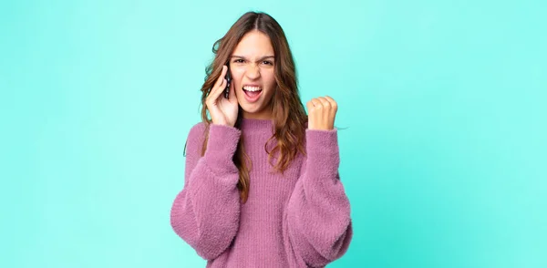 Jovem Mulher Bonita Gritando Agressivamente Com Uma Expressão Irritada Usando — Fotografia de Stock