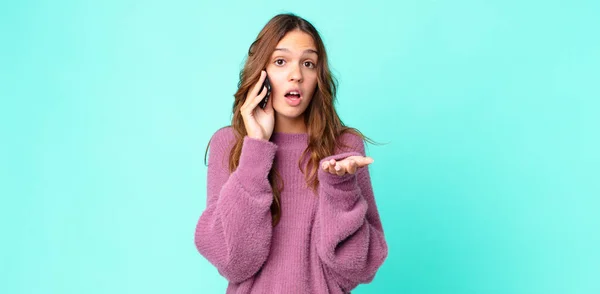 Jovem Bonita Mulher Sentindo Extremamente Chocado Surpreso Usando Smartphone — Fotografia de Stock