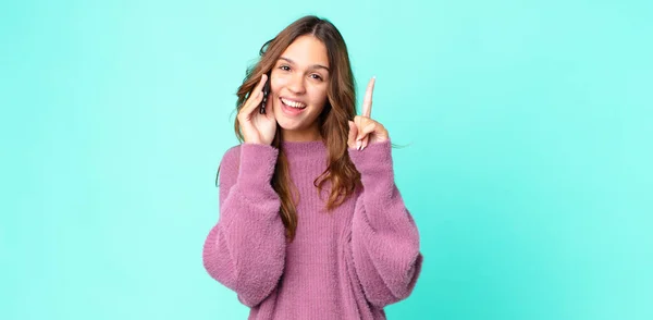 Jovem Mulher Bonita Sentindo Como Gênio Feliz Animado Depois Perceber — Fotografia de Stock