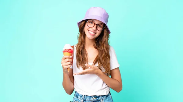 Giovane Bella Donna Sorridendo Allegramente Sentendosi Felice Mostrando Concetto Che — Foto Stock