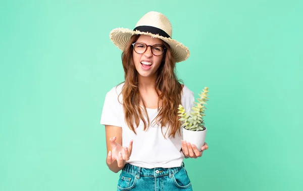 Jeune Jolie Femme Air Colère Agacé Frustré Avec Chapeau Paille — Photo