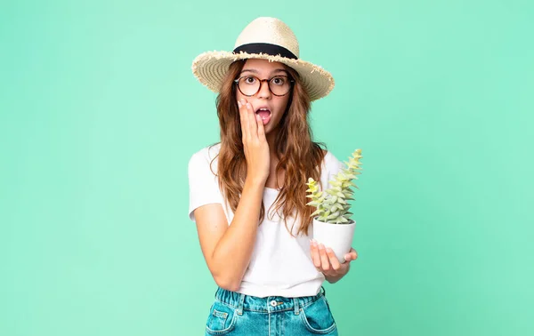 Jeune Jolie Femme Sentant Choqué Effrayé Avec Chapeau Paille Tenant — Photo