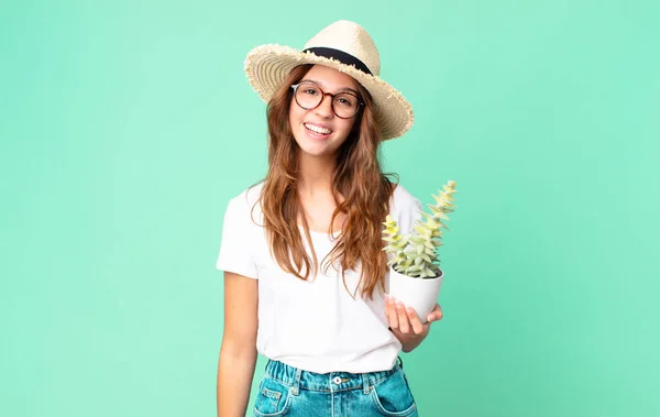 Joven Bonita Mujer Buscando Feliz Gratamente Sorprendido Con Sombrero Paja — Foto de Stock