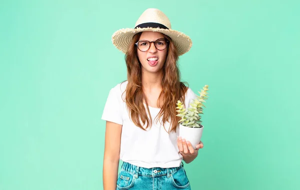 Giovane Bella Donna Sente Disgustato Irritato Lingua Fuori Con Cappello — Foto Stock