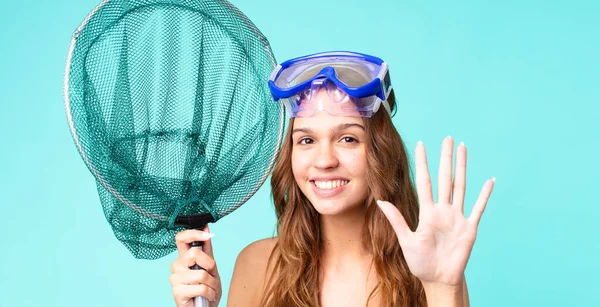 Jovem Mulher Bonita Sorrindo Olhando Amigável Mostrando Número Cinco Com — Fotografia de Stock